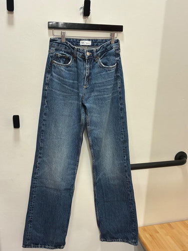 Zara High Rise Straight Leg Jeans in Medium Wash sz 2