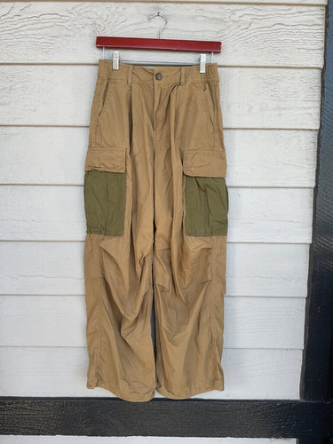 Anthropologie Tan Wide Leg Cargo Pants with Contrast Green Pockets sz 25