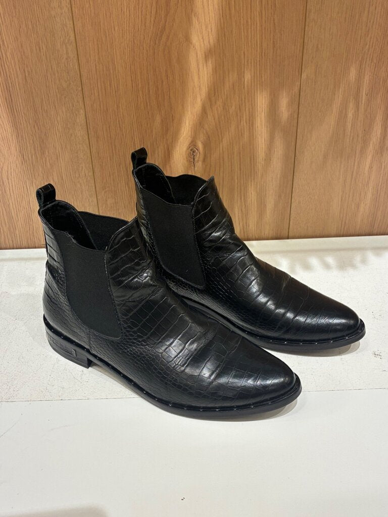 Freda Salvador Black Croc-Embossed Leather Chelsea Ankle Booties sz 7