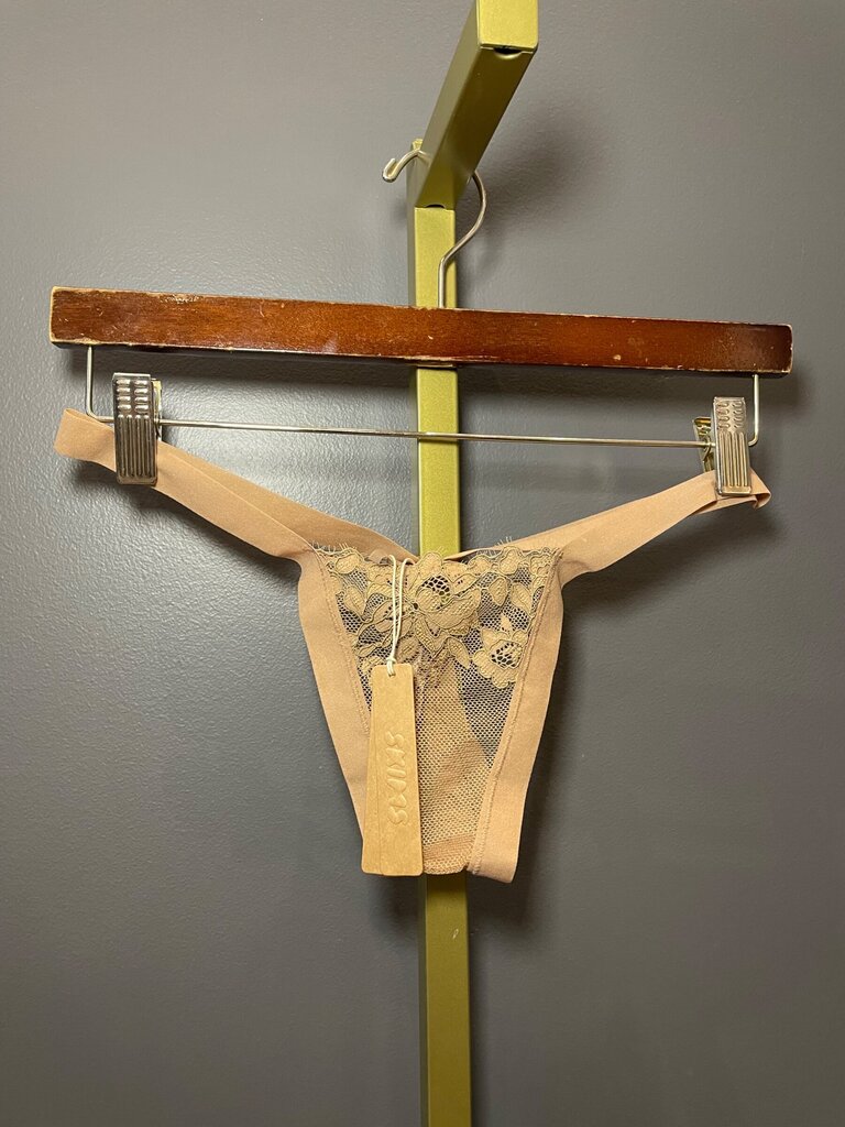 SKIMS Femme Lace Butterfly Thong in Sienna sz S