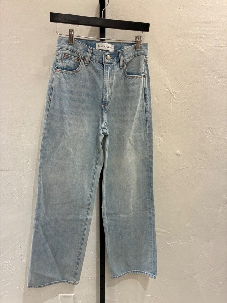 Denim Forum Light Wash High Rise Straight Jeans sz 25