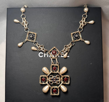 Chanel Vintage Pearl Pendant Necklace
