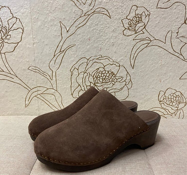 DOËN Suede Clogs